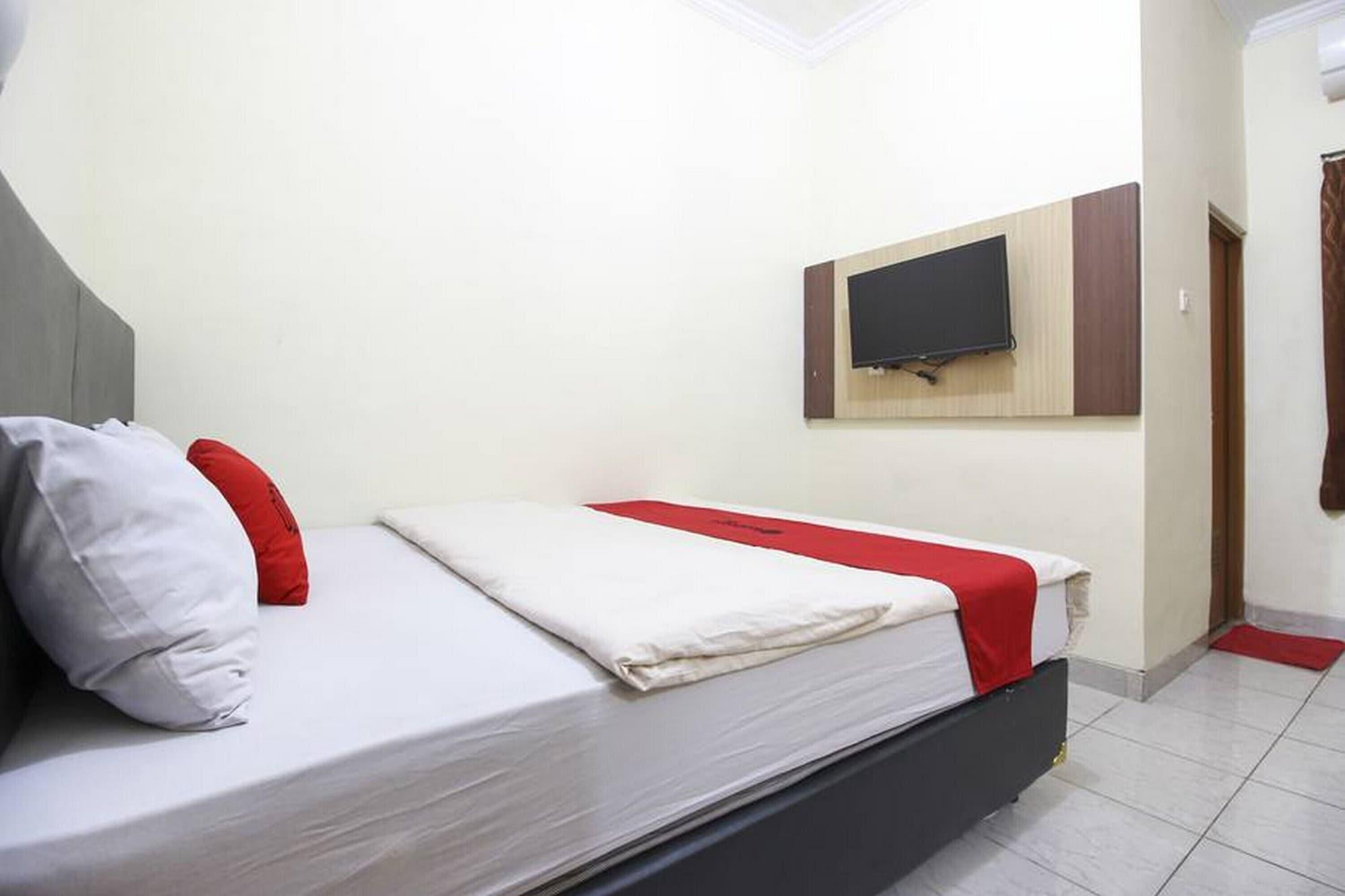 Reddoorz Plus Near Stadion Mandala Krida Yogyakarta Exterior foto