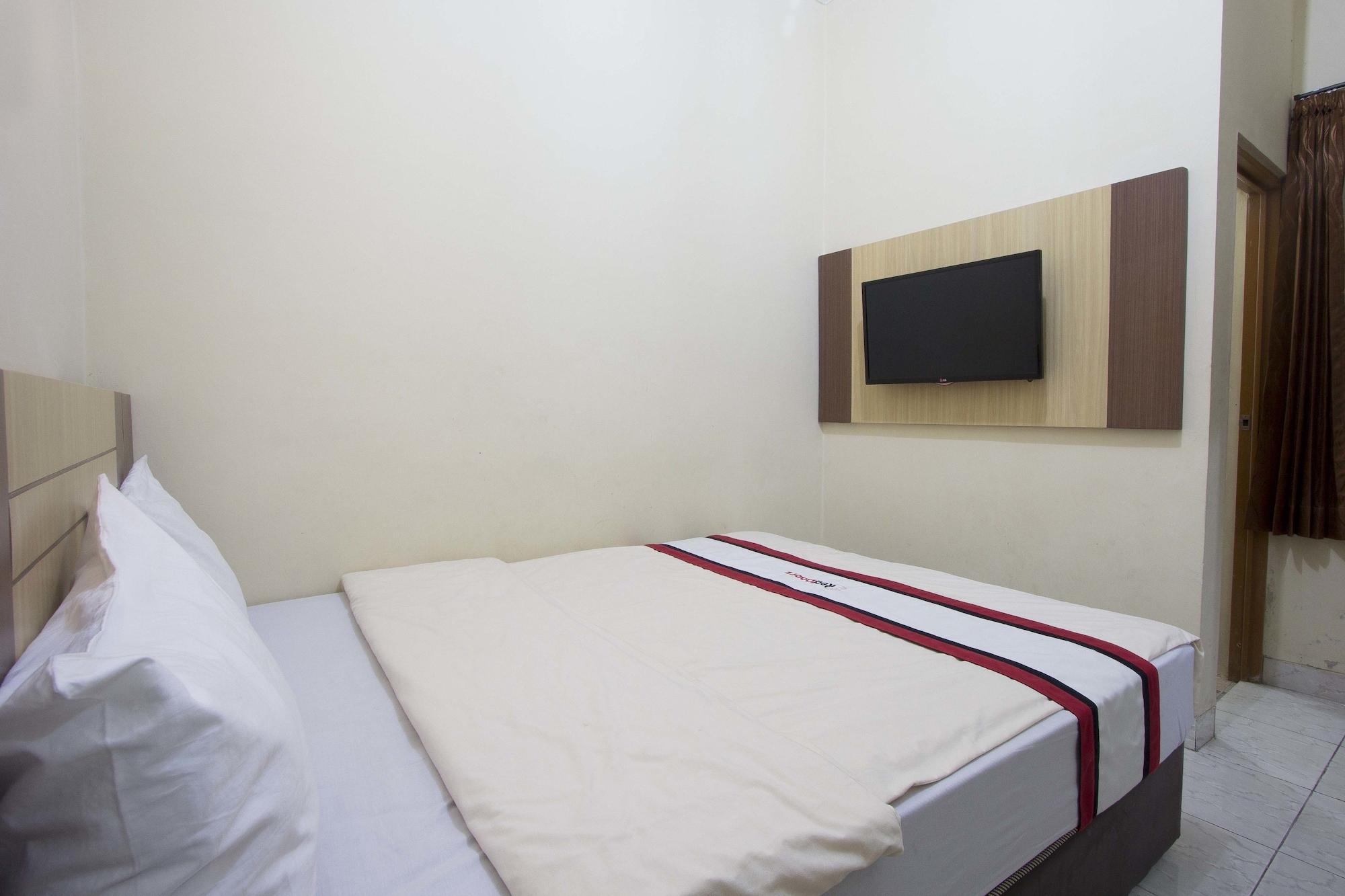 Reddoorz Plus Near Stadion Mandala Krida Yogyakarta Exterior foto