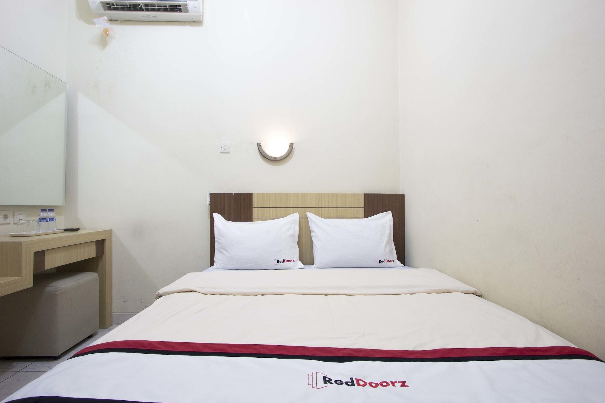 Reddoorz Plus Near Stadion Mandala Krida Yogyakarta Exterior foto