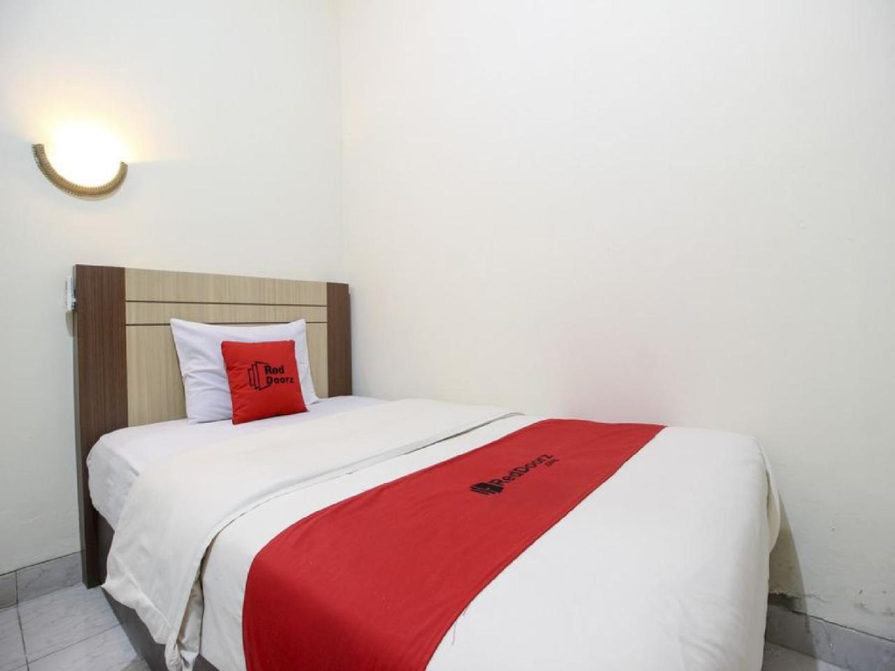 Reddoorz Plus Near Stadion Mandala Krida Yogyakarta Exterior foto